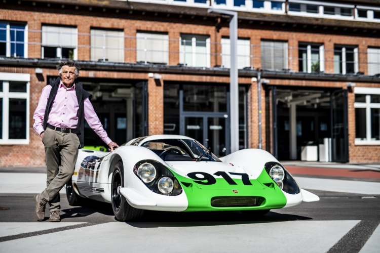 Hans Mezger neben Chassis 001 des Porsche 917