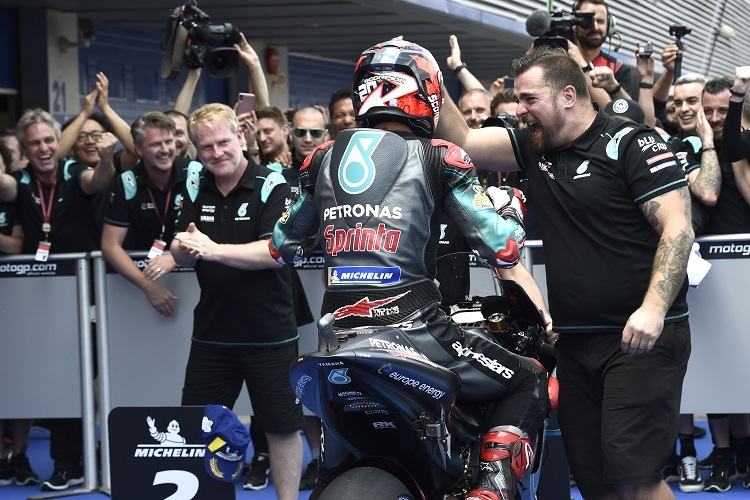 Pole-Setter Quartararo ließ sich von seinem Petronas-Team feiern