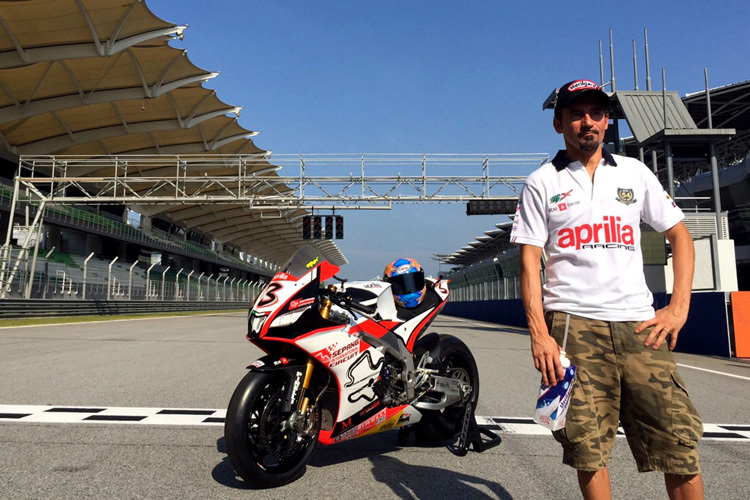 Max Biaggi posiert auf dem Sepang International Circuit