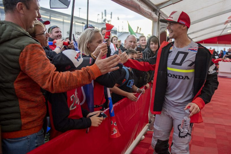 Fanliebling Tim Gajser ließ sich nach dem Sieg in Teutschenthal feiern