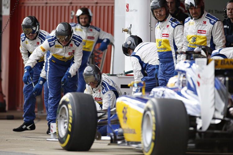 Marcus Ericsson kommt zu einem Reifenwechsel an die Box