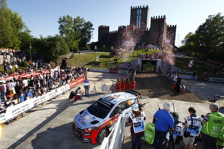 Kevin Abbring beim Start zur Rallye Portugal