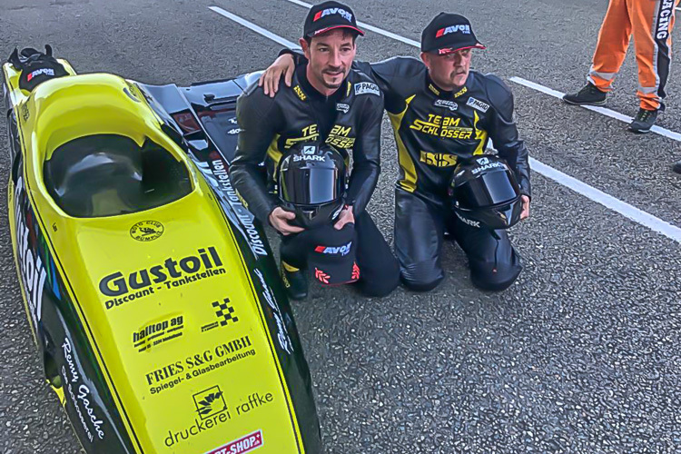Markus Schlosser und Marcel Fries stolz nach ihrem Sieg in Le Mans