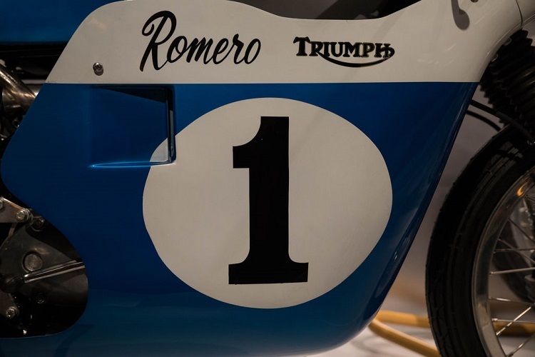 Zahlreiche Rennmotorräder dokumentieren die sportliche Seite von Triumph: Hier die Triumph des amerikanischen Rennfahrers Gene Aldana