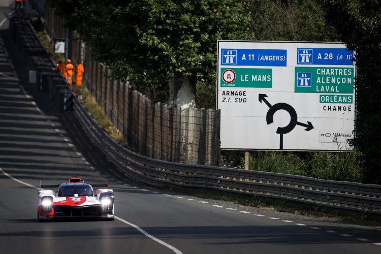 Ein Toyota GR010 Hybrid auf der Strecke von Le Mans