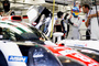 Fernando Alonso in seinem markanten Helm kurz vor dem Einstieg in den Toyota LMP1