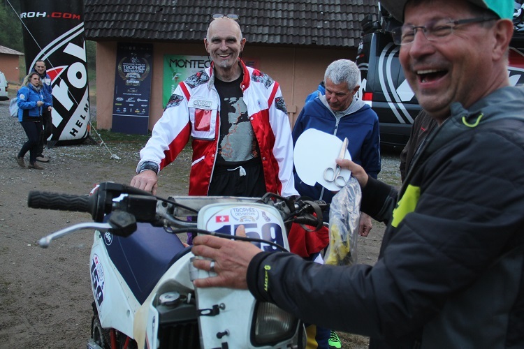 Teamchef Dany Wirz (rechts) lacht wieder: Mit dem Langhuber (mitte) ist der letzte Schweizer Fahrer doch noch angekommen