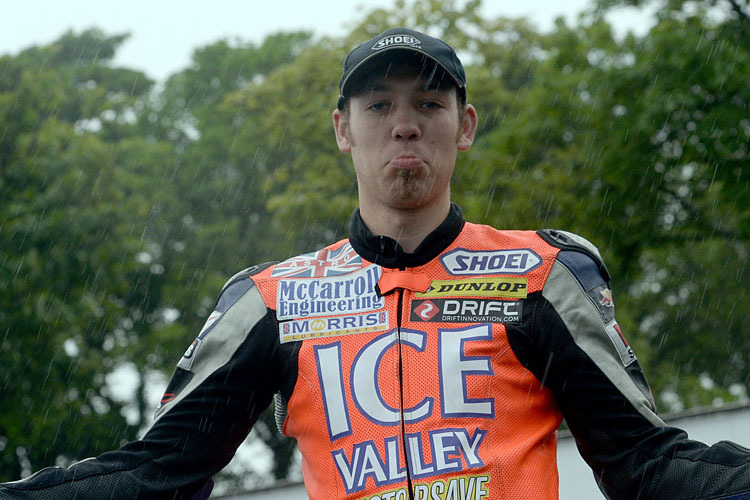 Peter Hickman während einer Regenpause bei der TT 2014