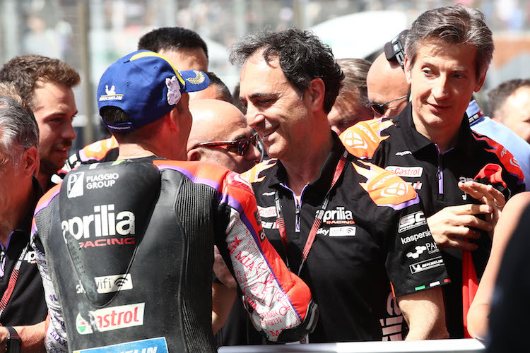 Romano Albesiano und Massimo Rivola (r.) mit Aleix Espargaró