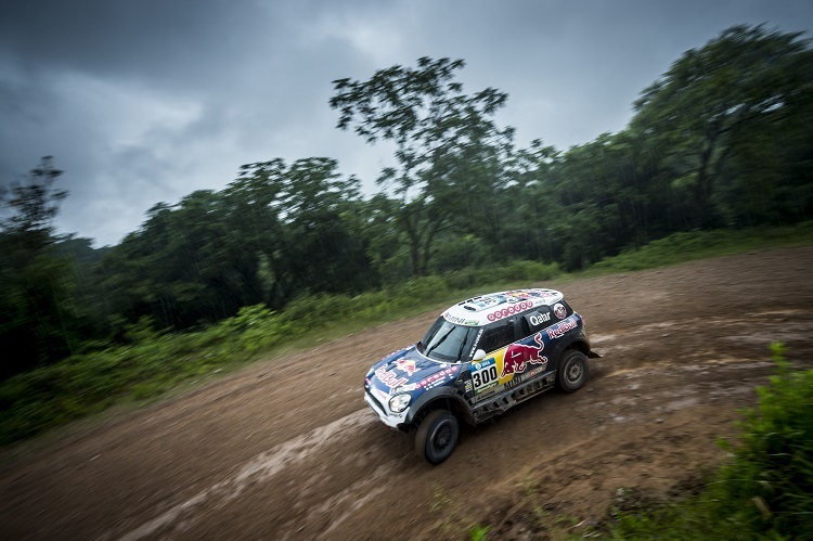 Nasser Al-Attiyah kämpft sich nach vorne