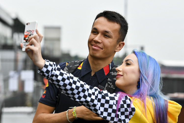 Alex Albon mit einem Fan in Interlagos