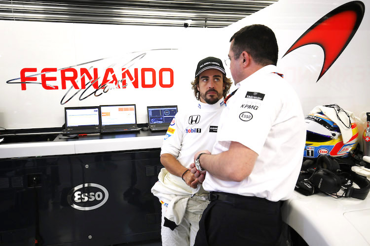 Fernando Alonso mit Eric Boullier