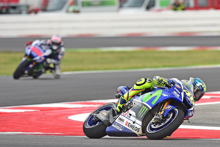 Der Misano-GP: Valentino Rossi vor seinem Teamkollegen Jorge Lorenzo