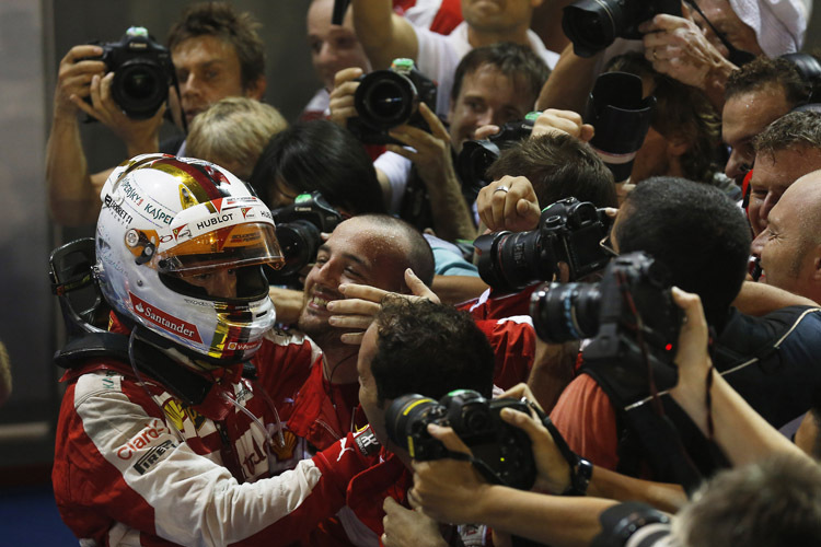 Italienische Leidenschaft: Die Ferrari-Mechaniker wollten Sebastian Vettel nach dessen Singapur-Sieg gleich in die Arme schliessen
