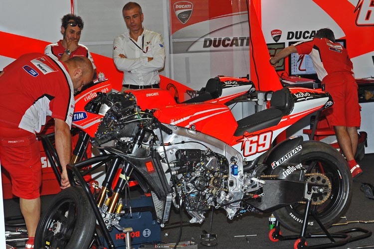 Corrado Cecchinelli (weisses Hemd) ist gern zu Besuch bei Ducati