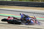 Pecco Bagnaia und Alex Marquez von ihren Bikes eingeklemmt