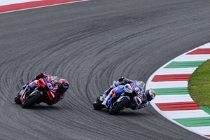 Starkes Stück: Enea Bastianini machte in der letzten Kurve den Italo-Doppelsieg perfekt)