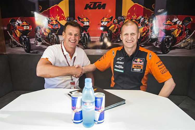 Pit Beirer von KTM mit Teamchef Aki Ajo