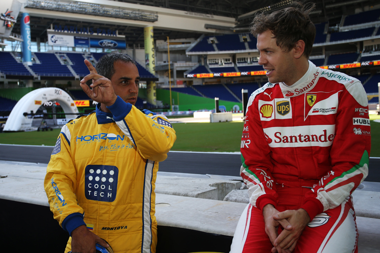 Sebastian Vettel tauscht sich mit Juan Pablo Montoya aus