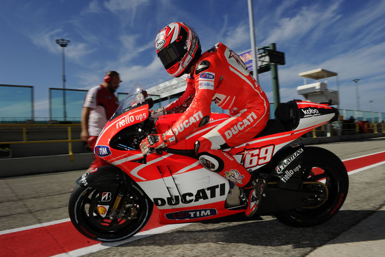 Viermal rollt Nicky noch mit der Ducati auf die Piste