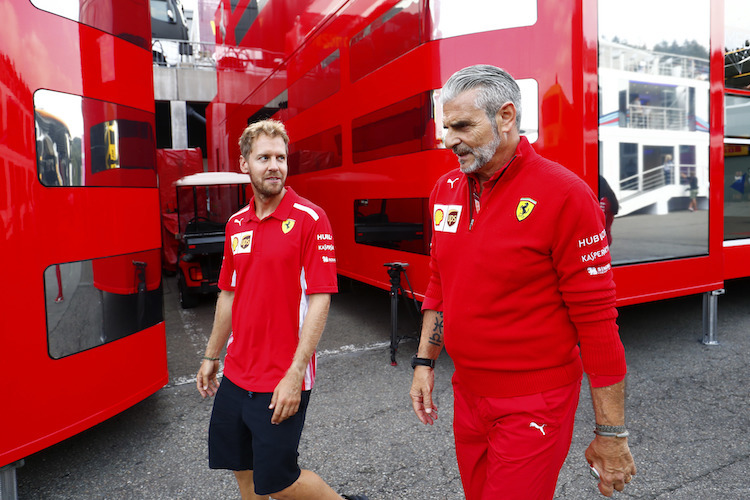 Sebastian Vettel mit Ferrari-Teamchef Maurizio Arrivabene