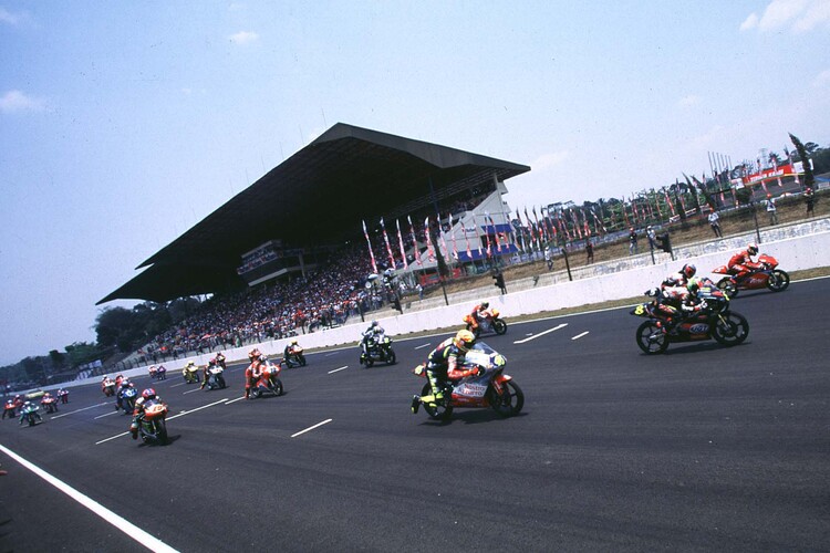 125-ccm-WM 1997 in Sentul: Im Vordergrund Valentino Rossi in der ersten Reihe auf Aprilia