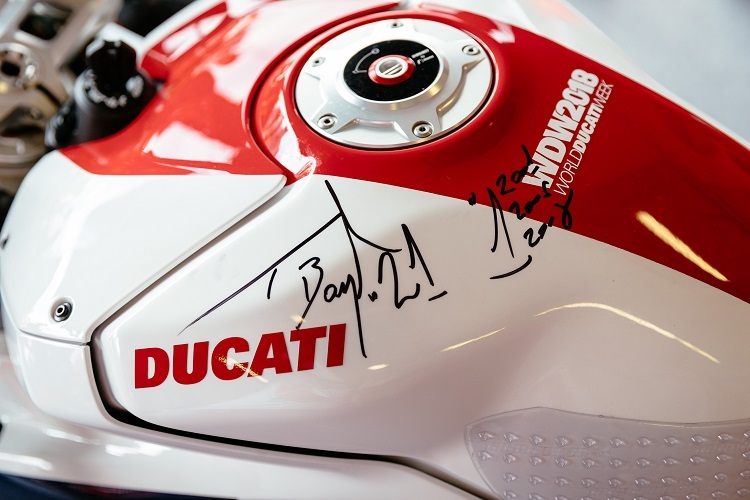 Sammlerstück: Eine Ducati Panigale V4 S, gefahren von Bayliss und geadelt mit dessen Autogramm