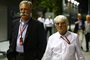 Chase Carey mit Bernie Ecclestone im Fahrerlager von Singapur