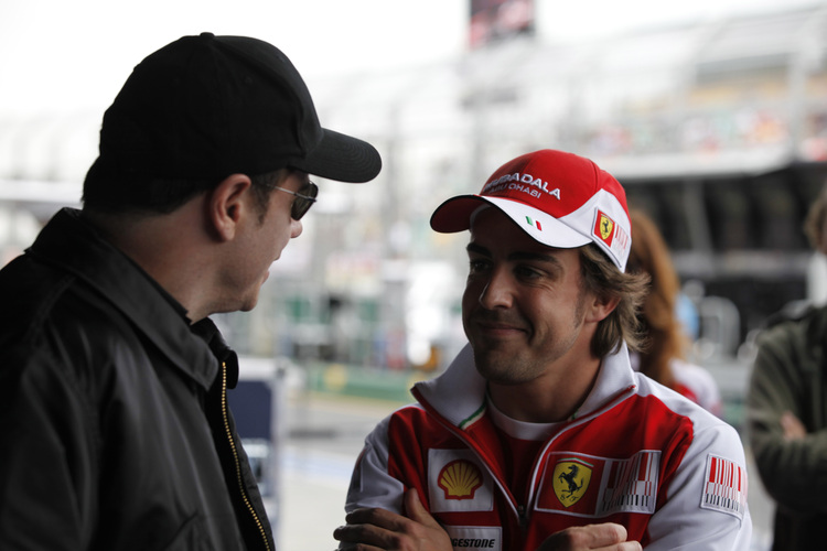 Alonso im Plausch mit Scientologe John Travolta