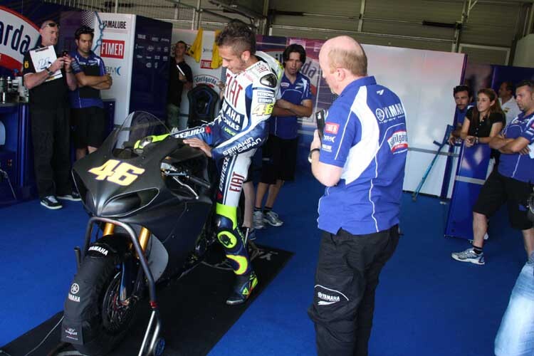 Rossi schwingt sich in Brünn auf die Yamaha