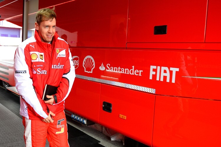 Sebastian Vettel mit seinem Notizbuch
