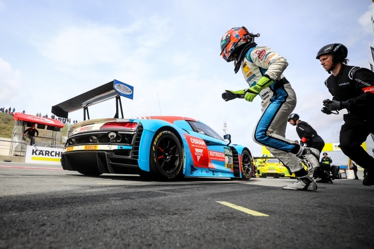 Boxenstopp beim Audi R8 LMS der Tabellenführer Patric Niederhauser und Kelvin van der Linde von HCB-Rutronik Racing