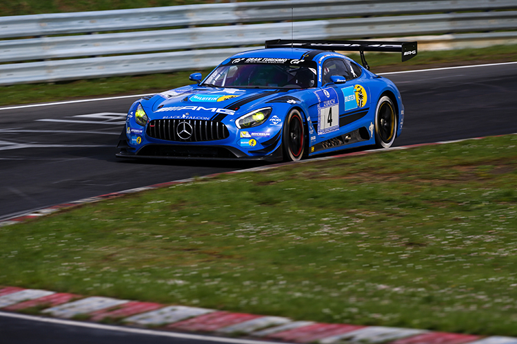 Der Mercedes-AMG GT3 des AMG-Team Black Falcon steht am Nürburgring auf der provisorischen Pole-Position.