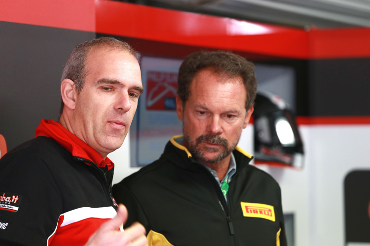 Ducati-Manager Ernesto Marinelli (li.) glaubt an seine Fahrer und die Panigale