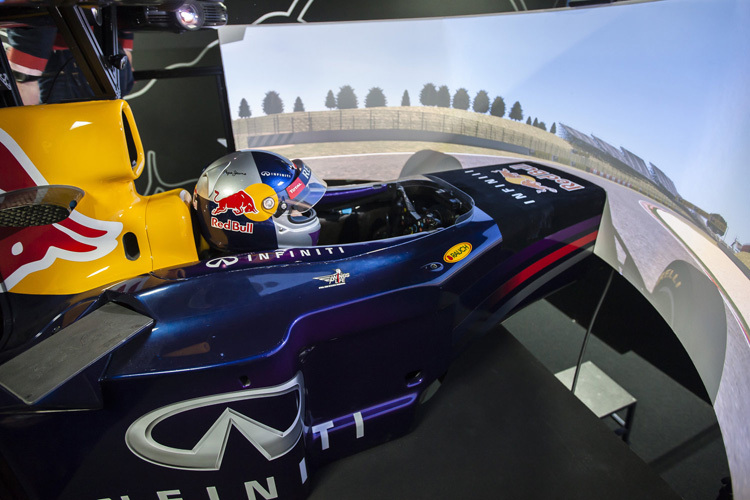 Jann Mardenborough im Simulator von Red Bull Racing
