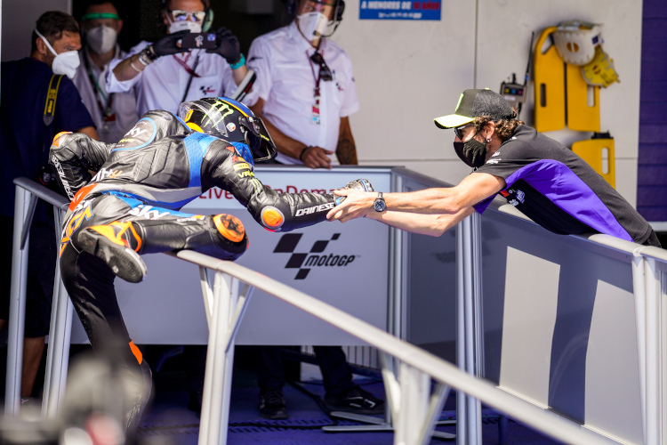 Luca Marini und Valentino Rossi: Die Freude war größer als die Absperrung nach dem Moto2-Sieg im Spanien-GP