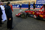 Jean Todt betrachtet in Bahrain Kimi Räikkönens Ferrari