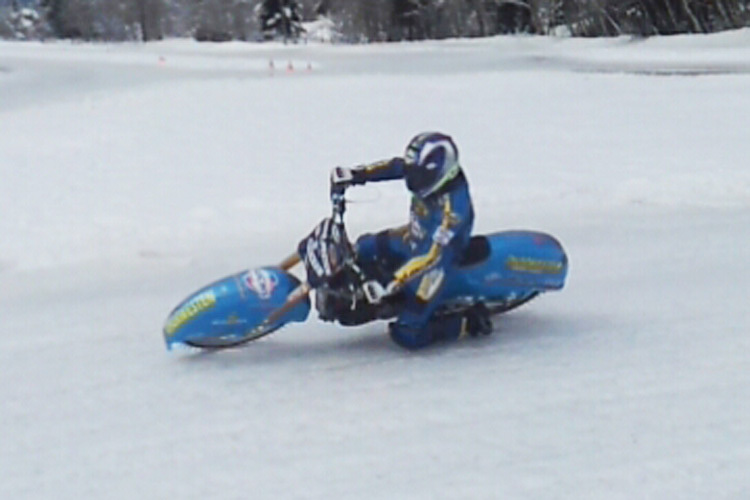 Luca Bauer (14) beim Eisspeedway-Training