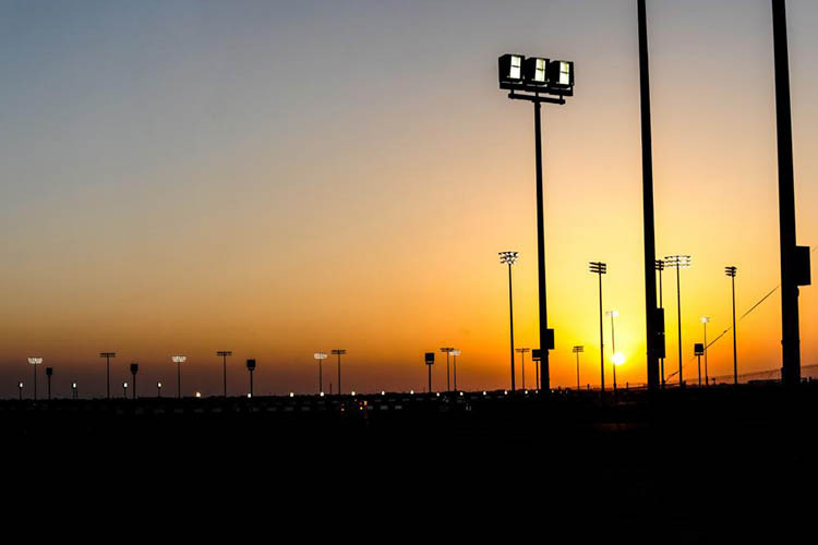 In Katar finden die Trainings und Rennen unter Flutlicht statt