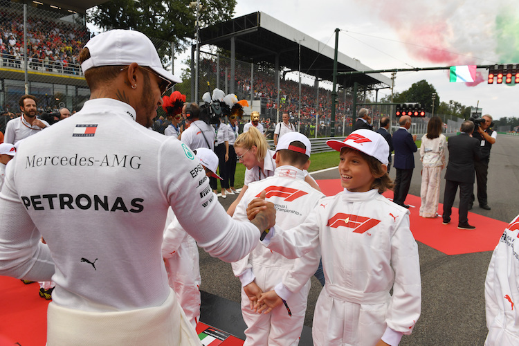 Lewis Hamilton mit einem der Grid-Kids
