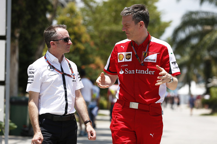 Mercedes-Technikchef Paddy Lowe im Gespräch mit Ferrari-Technikchef James Allison (r.)