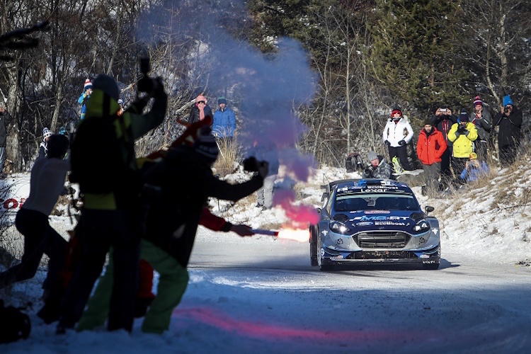 Ott Tänak wird im Ford Fiesta WRC angefeuert