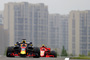 Daniel Ricciardo vor Kimi Räikkönen