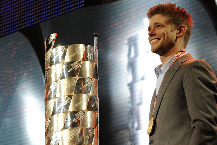 Weltmeister Casey Stoner mit seiner Trophäe