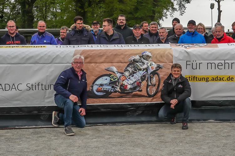 Tony Briggs (vorne rechts) und Josef Hukelmann (l.) wiesen Clubvertreter in den Umgang mit den neuen Airfences ein