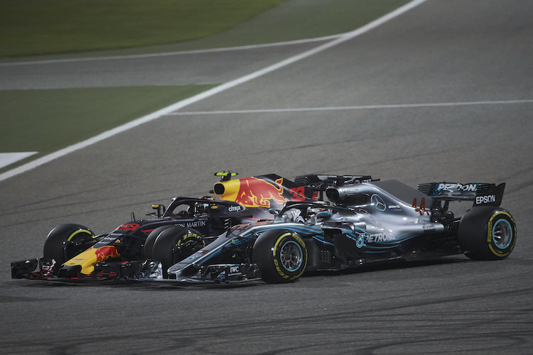 Lewis Hamilton und Max Verstappen gerieten bereits in der zweiten Runde aneinander