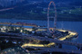 Es wird Nacht in Singapur. An der Strecke steht der «Singapore Flyer»