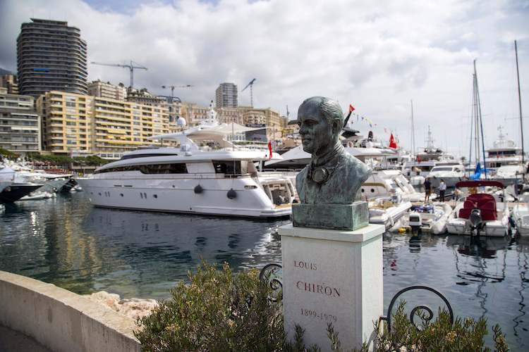 An Louis Chiron erinnert eine schöne Büste unten am Hafen