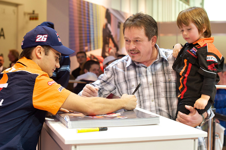 2012 schrieb Dani Pedrosa fleissig Autogramme an der Swiss-Moto