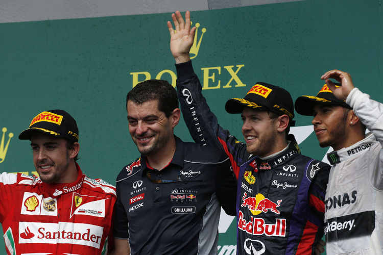 Fernando Alonso (links) als Zweiter auf dem Siegerpodest